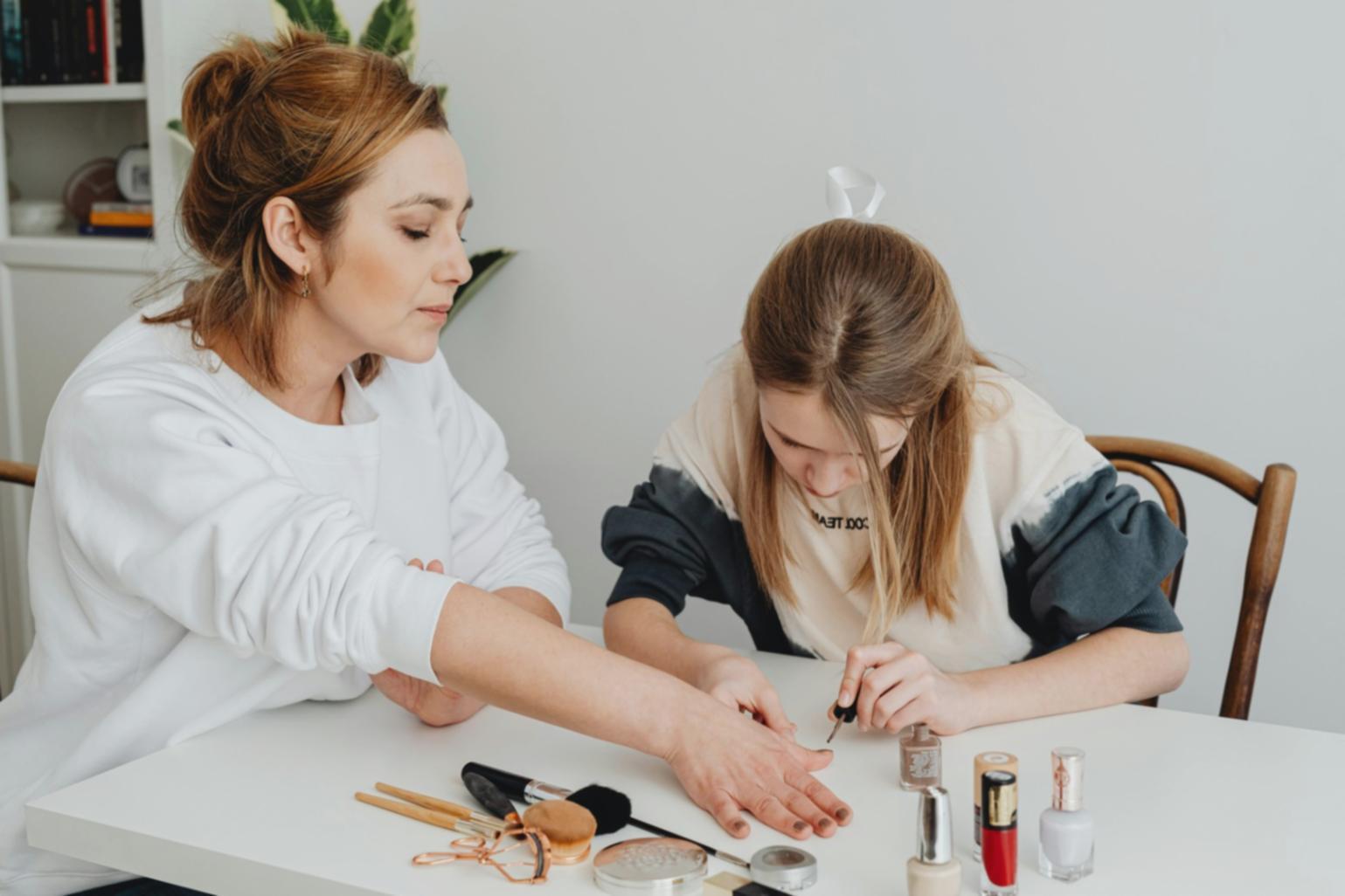 Professionelle Maniküre-Arbeitsplatz mit verschiedenen Werkzeugen