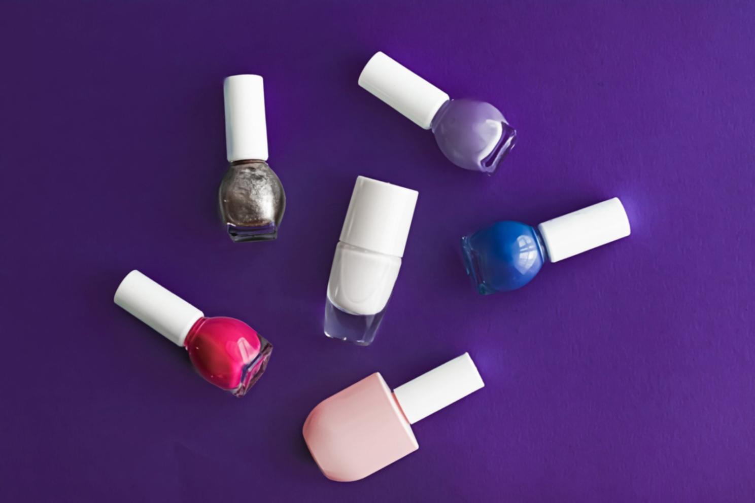 Kreative Nageldesigns mit verschiedenen Farben